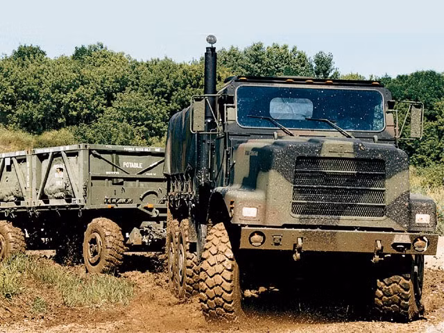 Oshkosh MTRV, Mỹ. Dòng xe tải hạng nặng chủ lực của Thủy quân lục chiến Mỹ, phương tiện kéo pháo M777 chính trong các nhiệm vụ viễn chinh. Xe có thể chở theo 7-15 tấn hàng hóa, hoặc kéo theo rơ moóc nặng 11 tấn. Ảnh: Military-today.