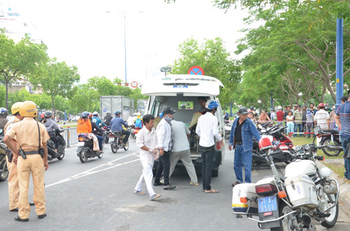 Cơ quan chức năng đưa thi thể 2 ông cháu về bệnh viện để làm thủ tục pháp y trước khi giao cho gia đình lo hậu sự.