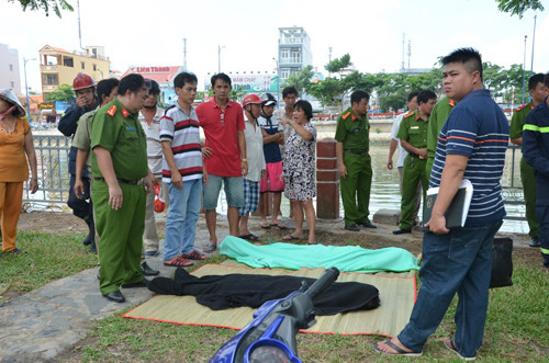 Thi thể ông Chính và đứa cháu nội được đưa lên bờ.