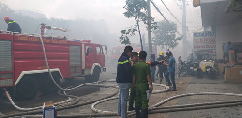 Dang phong toa hien truong, cuu hoa vu chay cuc lon o TP HCM-Hinh-3