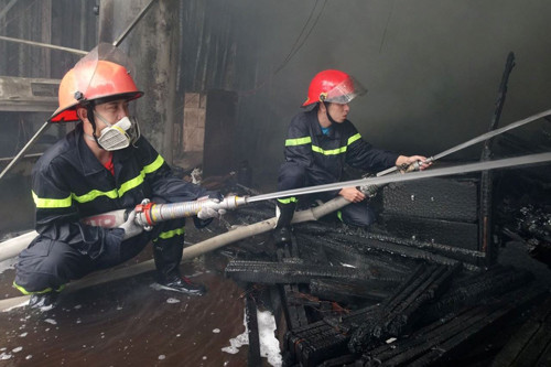 Dang phong toa hien truong, cuu hoa vu chay cuc lon o TP HCM-Hinh-4