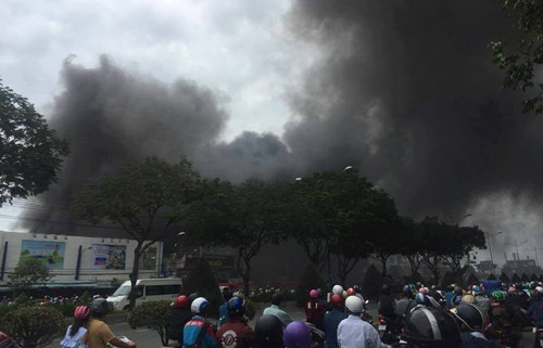 Dang phong toa hien truong, cuu hoa vu chay cuc lon o TP HCM-Hinh-5