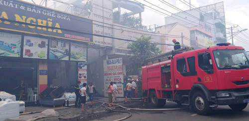 Dang phong toa hien truong, cuu hoa vu chay cuc lon o TP HCM-Hinh-2