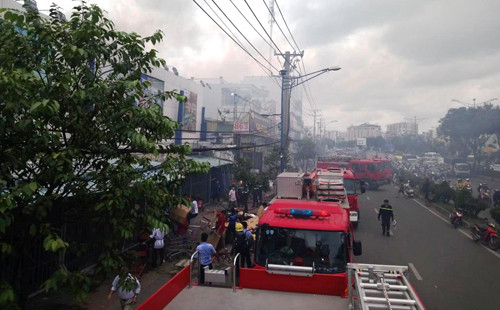 Dang phong toa hien truong, cuu hoa vu chay cuc lon o TP HCM