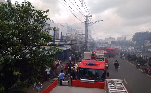 Dang phong toa hien truong, cuu hoa vu chay cuc lon o TP HCM