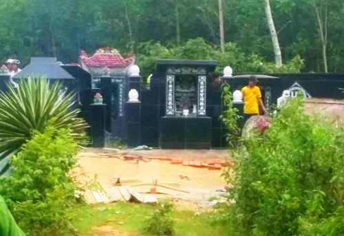 Hiện trường vụ thảm án 3 người chết ở nghĩa địa thôn Đức Long, xã An Đức, huyện Hoài Ân, tỉnh Bình Định.