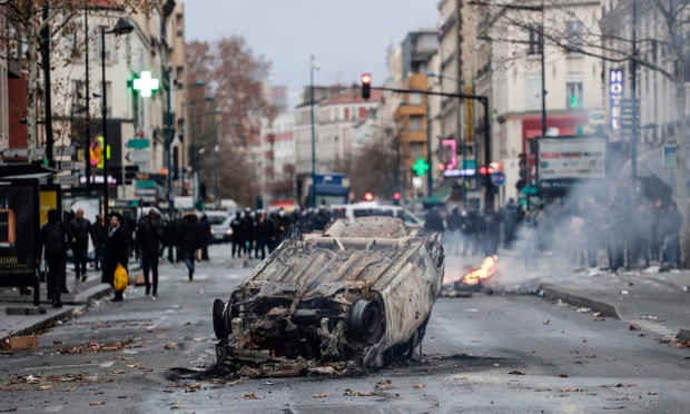 Một chiếc ô tô bị thiêu rụi bên ngoài trường trung học Jean-Pierre Timbaud ở Aubervilliers. Ảnh: Getty.