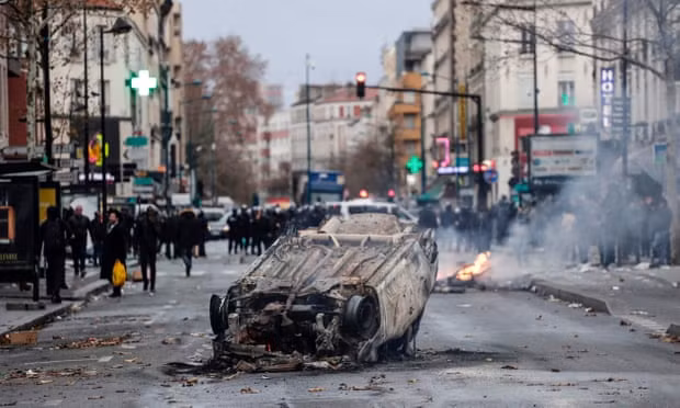 Một chiếc ô tô bị thiêu rụi bên ngoài trường trung học Jean-Pierre Timbaud ở Aubervilliers. Ảnh: Getty.