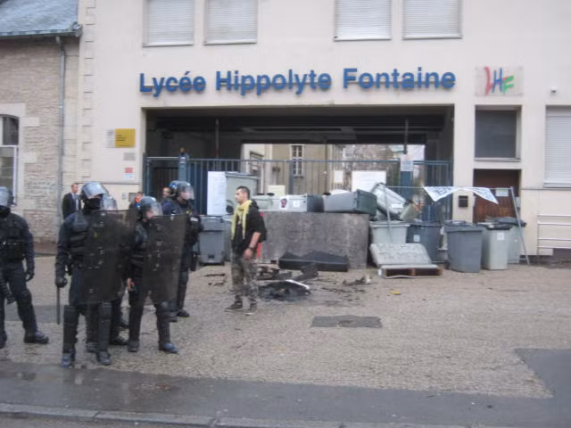 Lực lượng cảnh sát chống bạo động Pháp làm nhiệm vụ trên đường phố. Ảnh: Twitter.