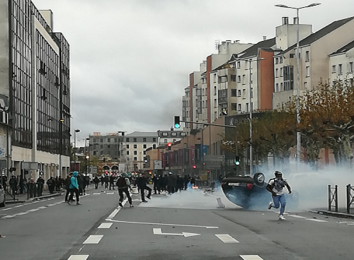 Hơi cay mù mịt trên đường phố trong cuộc biểu tình của học sinh Pháp. Ảnh: Twitter.