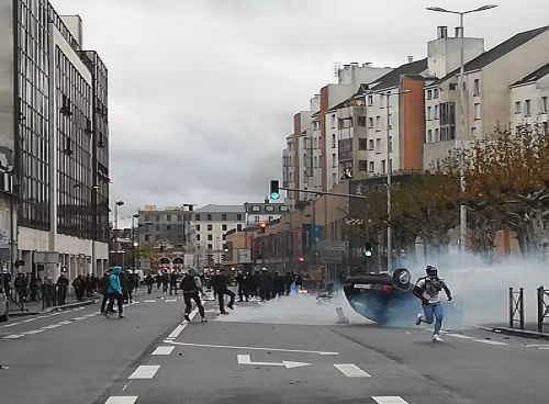 Hơi cay mù mịt trên đường phố trong cuộc biểu tình của học sinh Pháp. Ảnh: Twitter.