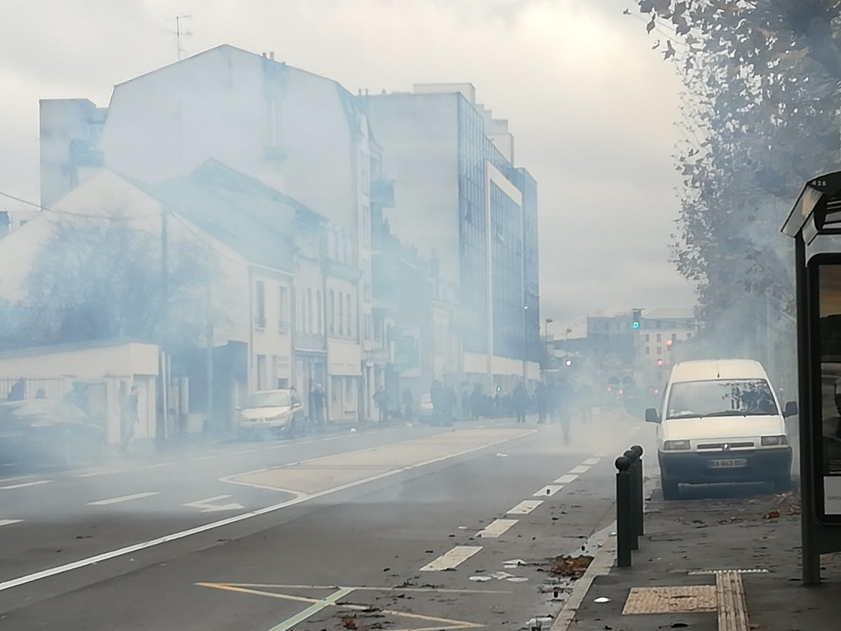 The Guardian đưa tin, 7 thanh thiếu niên đã bị bắt giữ sau khi cảnh sát chống bạo động được huy động tới trường trung học Jean-Pierre Timbaud tại Aubervilliers, ngoại ô phía bắc thủ đô Paris. Ảnh: Twitter.