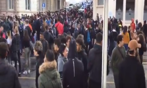 Theo Guardian, giới chức Pháp thường lo ngại việc học sinh trung học tham gia biểu tình vì cuộc biểu tình của họ có thể lan rộng nhanh chóng. Khoảng 100 ngôi trường đã bị phong tỏa hoàn toàn hoặc một phần trên khắp cả nước Pháp hôm 3/12. Ảnh: RT.