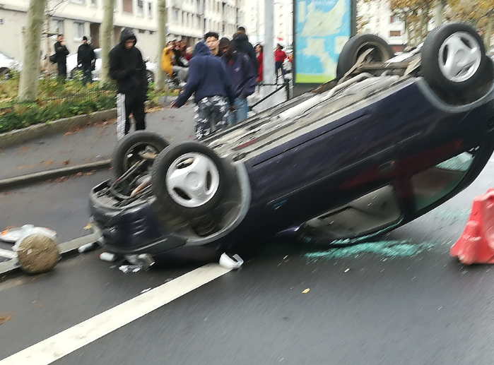 Một chiếc ô tô bị lật úp trên đường phố. Ảnh: Twitter.