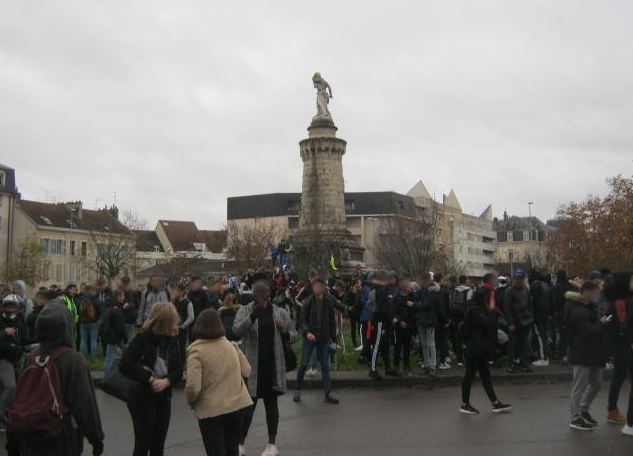Nhiều người biểu tình hô vang khẩu hiệu chính trị và kêu gọi Tổng thống Pháp Emmanuel Macron từ chức. Ảnh: Twitter.
