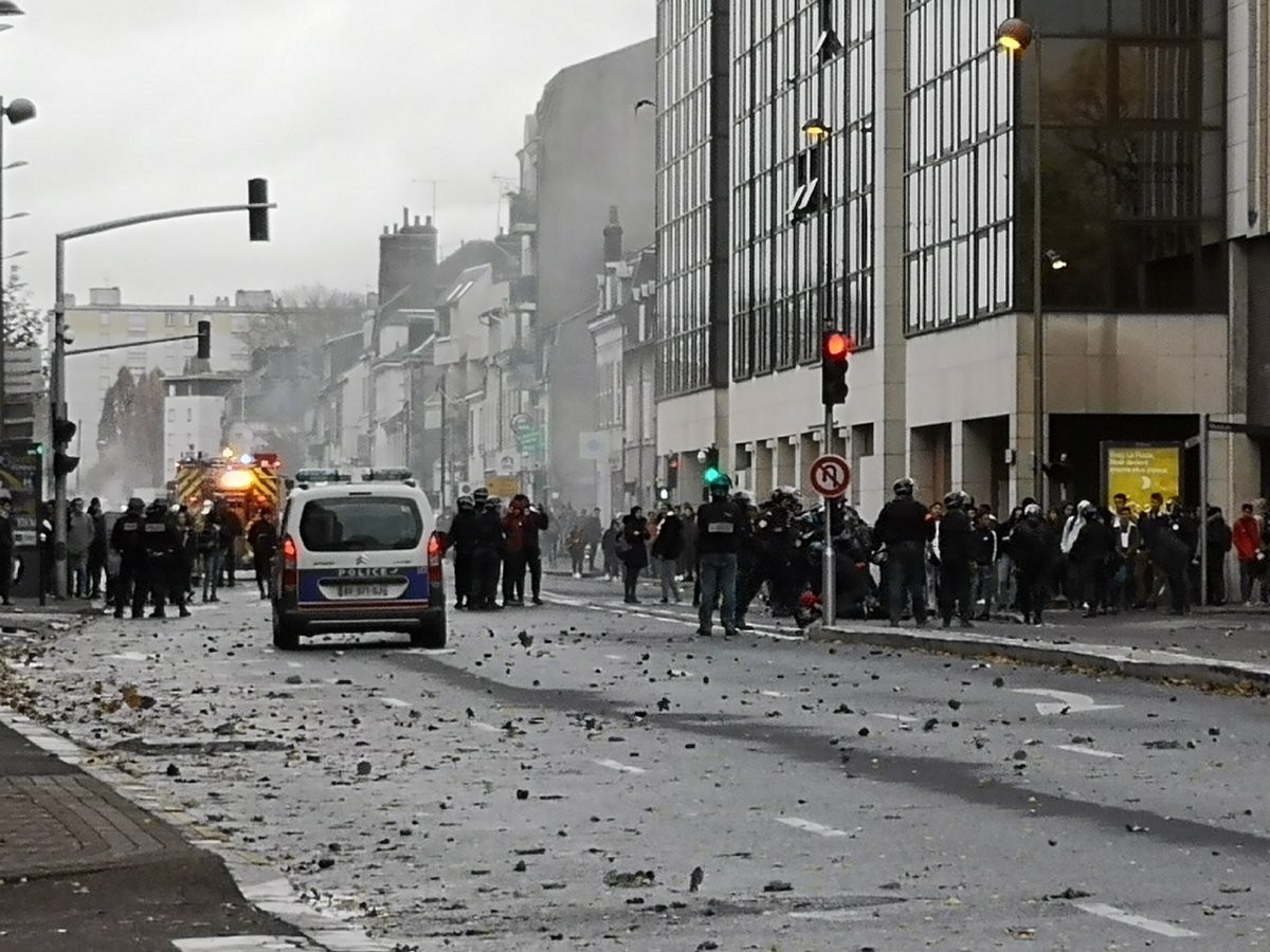 Đông đảo cảnh sát chống bạo động Pháp đã được triển khai để trấn áp đám đông người biểu tình. Ảnh: Twitter.