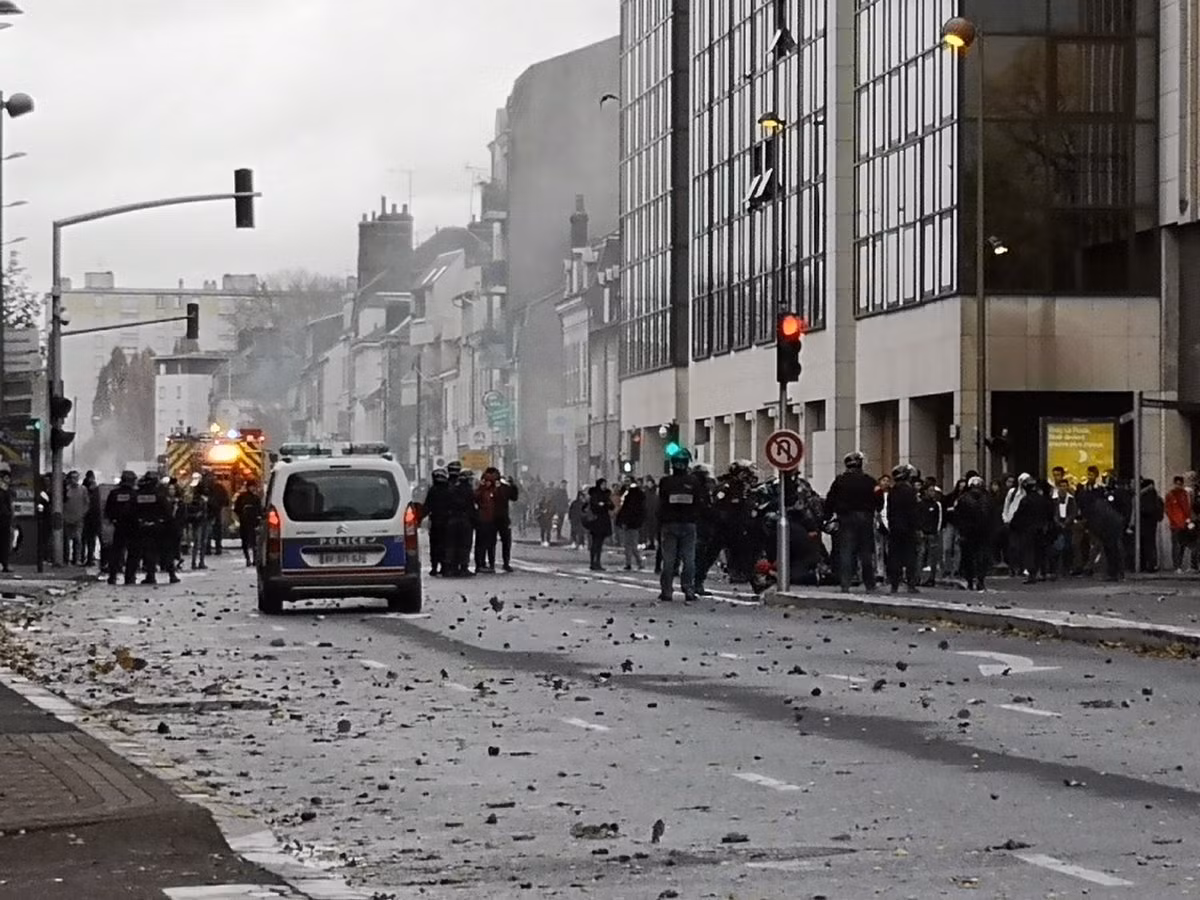Đông đảo cảnh sát chống bạo động Pháp đã được triển khai để trấn áp đám đông người biểu tình. Ảnh: Twitter.