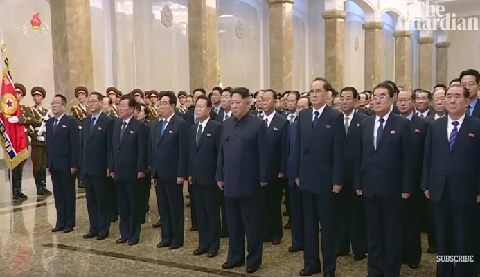 Cũng trong ngày 17/12, nhà lãnh đạo Triều Tiên Kim Jong-un đã đến thăm lăng mộ cố Chủ tịch Kim Jong-il để kỷ niệm 7 năm ngày mất của cha ông. Ảnh: The Guardian.