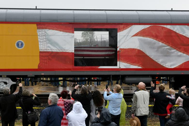 Nơi an nghỉ cuối cùng của cố Tổng thống Bush nằm cạnh ngôi mộ của phu nhân quá cố của ông, bà Barbara.