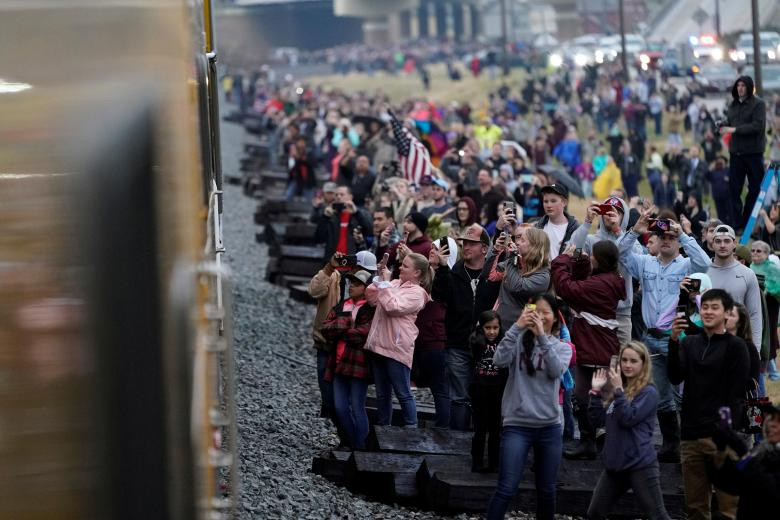 Đông đảo người dân đứng hai bên đường tiễn đưa cố Tổng thống Bush “cha” về nơi an nghỉ cuối cùng.