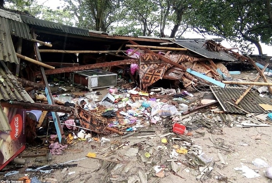 Cảnh tan hoang tại một ngôi nhà bị phá hủy trên bãi biển Carita, tỉnh Banten, sáng 23/12. Ảnh: Getty.