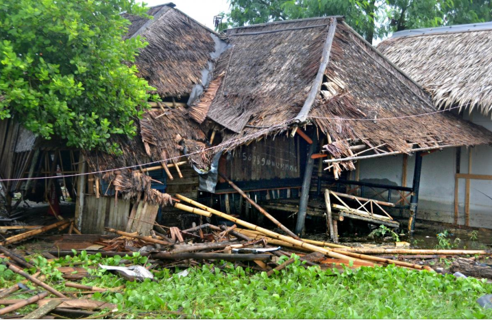 Một ngôi nhà và cửa hàng nhỏ ở huyện Taniung Lesung, Pandeglang, tỉnh Banten, bị hư hại sau khi sóng thần ập tới. Ảnh: Reuters.