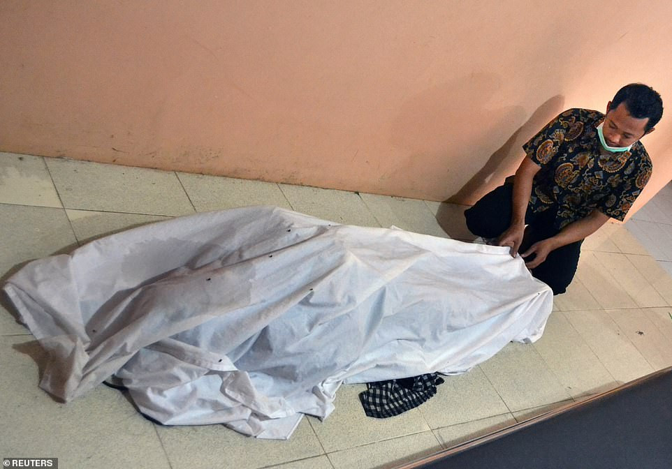 Thi thể một nạn nhân thiệt mạng trong trận sóng thần ở huyện Panimbang, tỉnh Banten. Ảnh: Reuters.