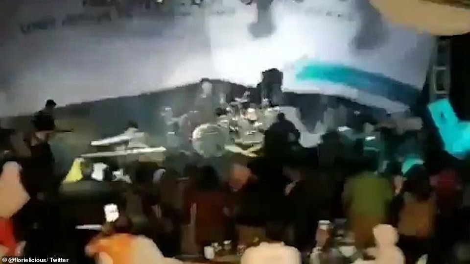 Một số thành viên của ban nhạc Seventeen và người hâm mộ đã bị nước lũ cuốn trôi. Theo Mirror, quản lý của ban nhạc này đã thiệt mạng. Ảnh: Twitter.