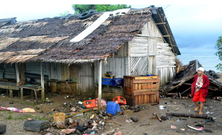 Các nhà chức trách Indonesia cho rằng, nguyên nhân dẫn đến trận sóng thần vừa qua có thể là do núi lửa Anak Krakatoa phun trào gây ra hiện tượng lở đất dưới đáy biển kết hợp cùng thủy triều dâng. Ảnh: Reuters.