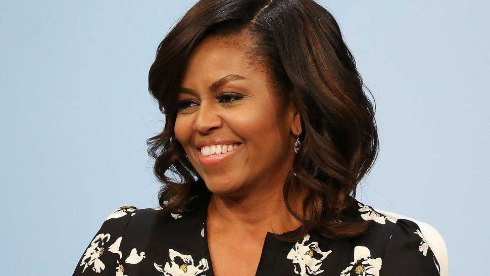 Cựu Đệ nhất phu nhân Mỹ Obama có sức thu hút lớn đến mức sự kiện quảng bá sách của bà có sức hấp dẫn chẳng khác show diễn của những danh ca nổi tiếng. Tour lưu diễn quảng bá sách Becoming của bà Obama diễn ra tại 15 điểm thuộc Mỹ và Châu Âu. Ảnh: ET.