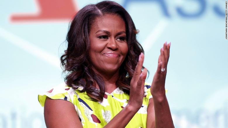 Washington Post cho hay, cuốn hồi ký Becoming, được dịch ra 31 ngôn ngữ khác nhau, cũng là sách bán chạy nhất ở nhiều nước khác bao gồm Anh, Đức, Pháp, Italy, Hà Lan, Tây Ban Nha, Đan Mạch và Phần Lan...Ảnh: CNN.