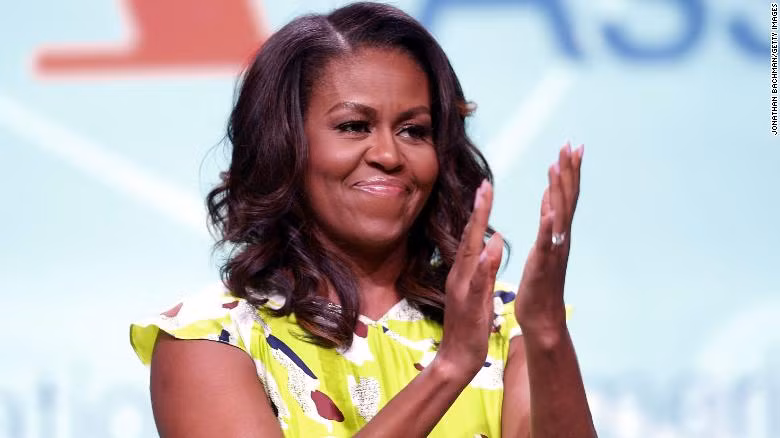 Washington Post cho hay, cuốn hồi ký Becoming, được dịch ra 31 ngôn ngữ khác nhau, cũng là sách bán chạy nhất ở nhiều nước khác bao gồm Anh, Đức, Pháp, Italy, Hà Lan, Tây Ban Nha, Đan Mạch và Phần Lan...Ảnh: CNN.