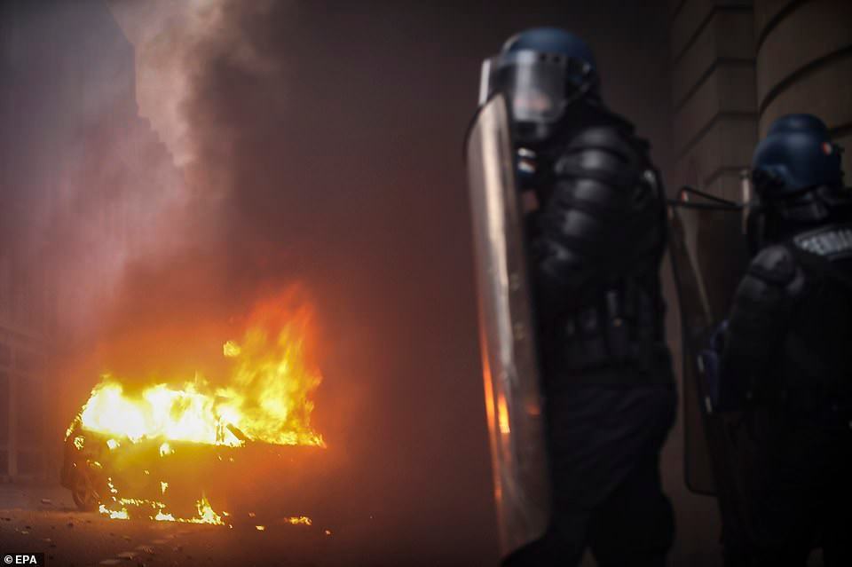 Hai hung canh tuong nhu “vung chien su” o Phap vi bieu tinh-Hinh-3