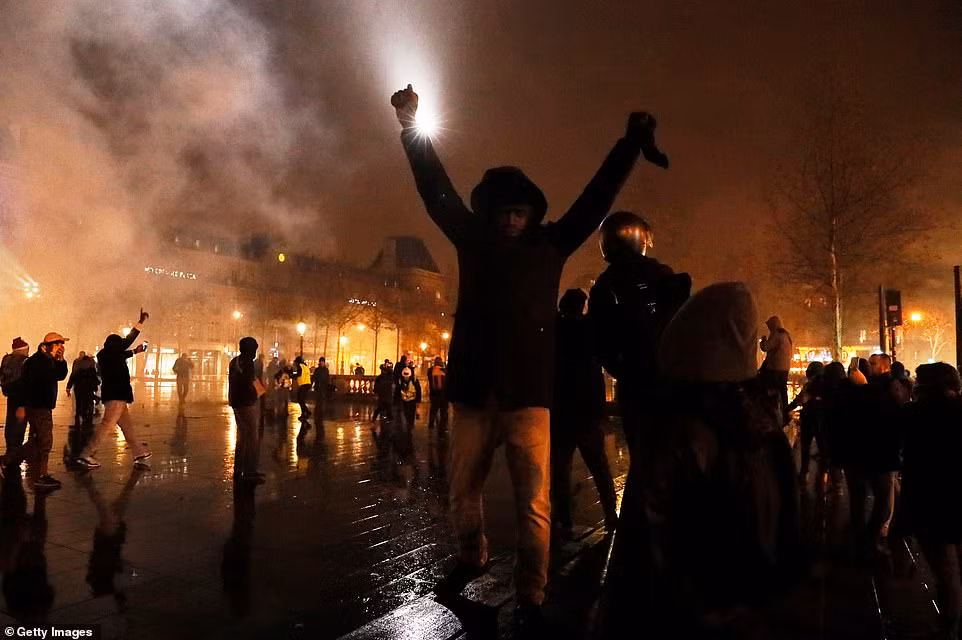 Theo Daily Mail, mặc dù Chính phủ Pháp đã thông báo hoãn tăng thuế nhiên liệu cùng một số biện pháp nhượng bộ nhưng điều đó vẫn chưa thể dập tắt cơn giận dữ của những người thuộc phong trào biểu tình "Áo vàng". Họ đề nghị chính phủ hạ mức thuế, tăng mức lương tối thiểu và trợ cấp hưu trí tốt hơn. (Nguồn ảnh: Daily Mail)