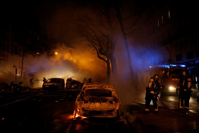 Toàn cảnh vụ bạo động tồi tệ nhất ở Paris 50 năm qua - Hình 13 Toan canh vu bao dong toi te nhat o Paris 50 nam qua-Hinh-13