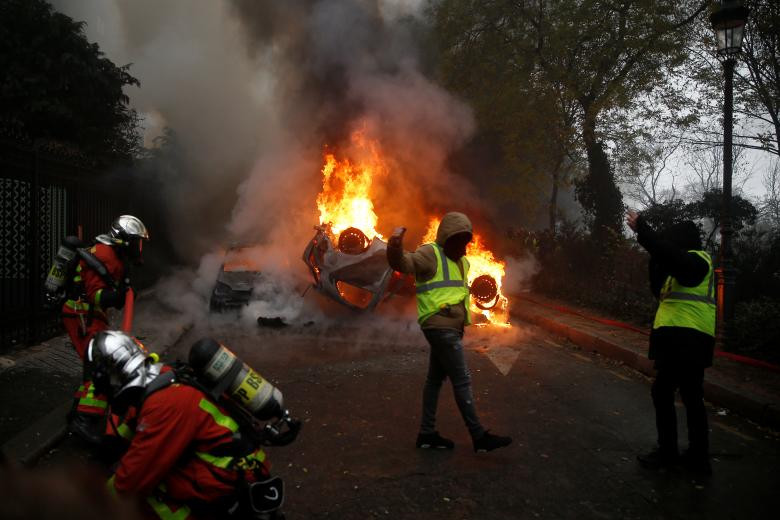 Toàn cảnh vụ bạo động tồi tệ nhất ở Paris 50 năm qua - Hình 5 Toan canh vu bao dong toi te nhat o Paris 50 nam qua-Hinh-5