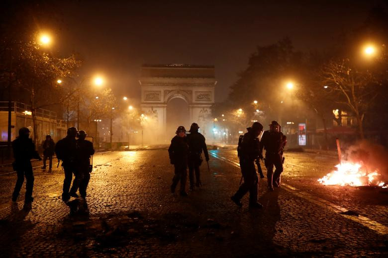 Toàn cảnh vụ bạo động tồi tệ nhất ở Paris 50 năm qua - Hình 9 Toan canh vu bao dong toi te nhat o Paris 50 nam qua-Hinh-9