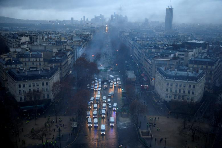 Toàn cảnh vụ bạo động tồi tệ nhất ở Paris 50 năm qua - Hình 6 Toan canh vu bao dong toi te nhat o Paris 50 nam qua-Hinh-6