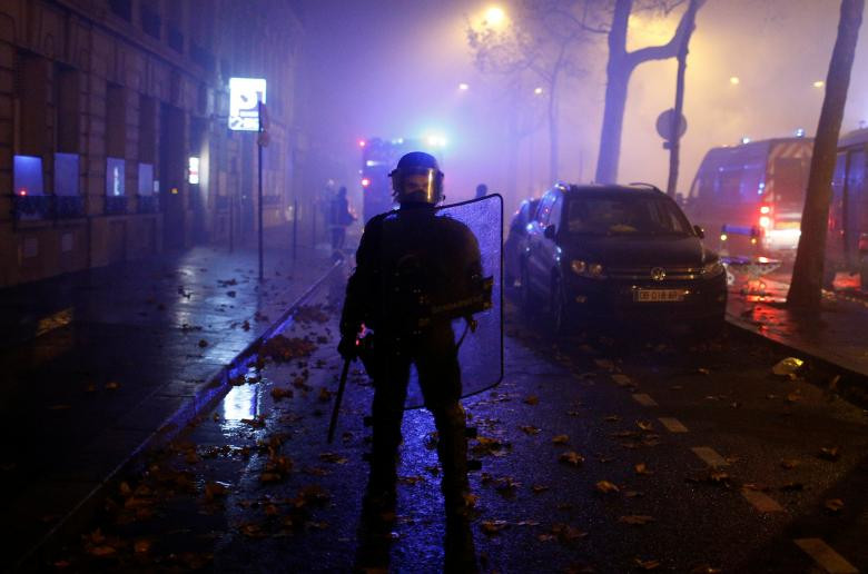 Toàn cảnh vụ bạo động tồi tệ nhất ở Paris 50 năm qua - Hình 7 Toan canh vu bao dong toi te nhat o Paris 50 nam qua-Hinh-7