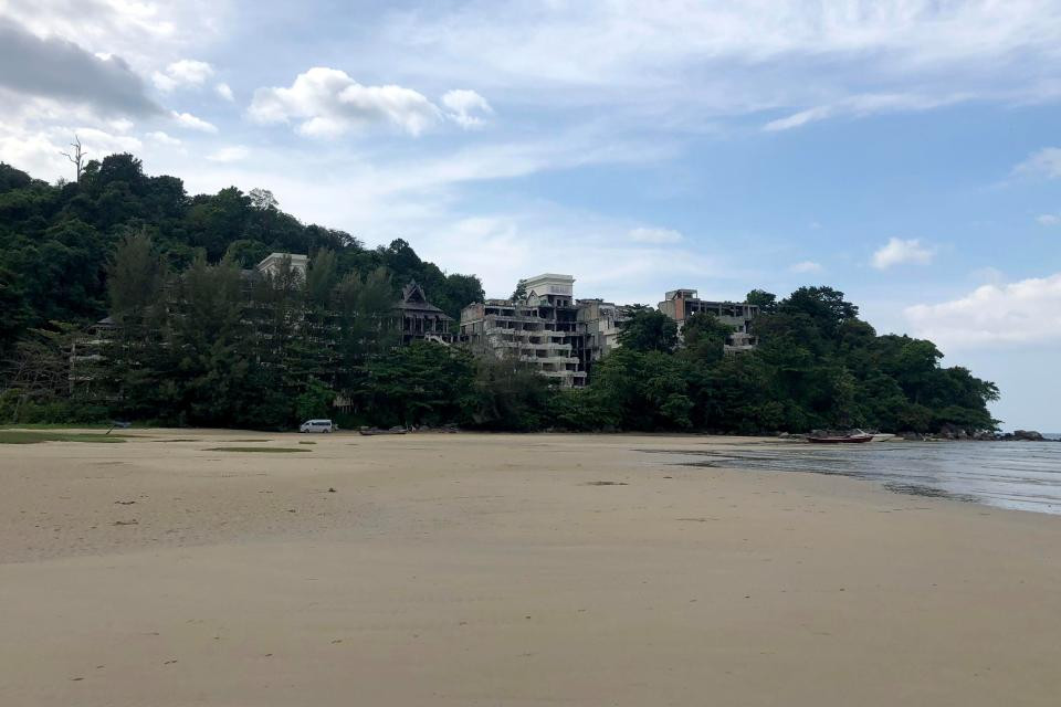 Các khách sạn trong khu nghỉ dưỡng nhìn từ xa.