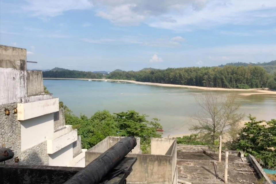 Hàng trăm phòng khách sạn trong khu nghỉ dưỡng vốn được thiết kế có “view” nhìn ra biển.