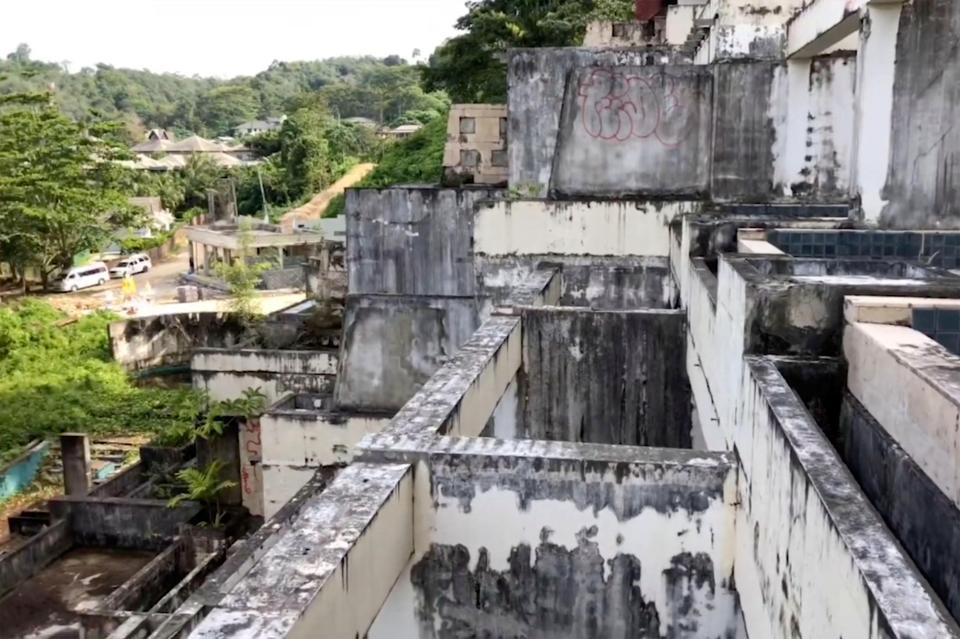 Gần 15 năm trôi qua, công trình này vẫn bị “đắp chiếu” khiến nhiều người không khỏi tiếc nuối. Nguyên nhân khiến khu nghỉ dưỡng King View không được hoàn thiện sau thảm hoạ sóng thần 2004 là do tranh chấp giữa chủ đất và chủ khu nghỉ dưỡng này.