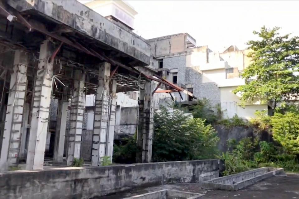 Được biết, khu nghỉ dưỡng cao cấp 5 sao này bị bỏ hoang từ năm 2004 khi môt trận sóng thần kinh hoàng tấn công nơi này.