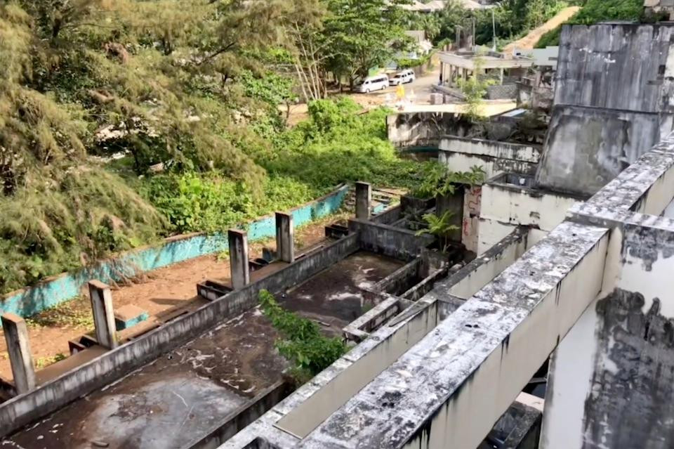 Khu nghỉ dưỡng King View hoang tàn với những bức tường bong tróc, phủ rêu nhìn từ trên cao.