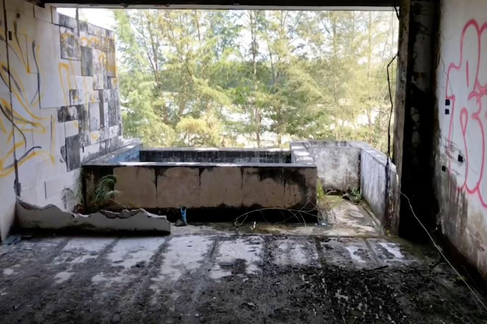 Bức ảnh này được chụp từ một phòng của khách sạn trong khu nghỉ dưỡng bỏ hoang hơn 10 năm.