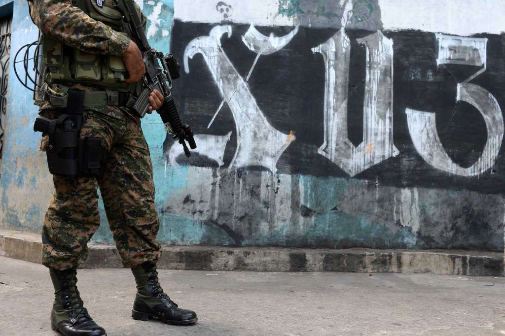 Được biết, nhiều người dân El Salvador phải “chạy trốn” bởi sự đe dọa của các băng đảng tội phạm nguy hiểm như MS-13 và Barrio 18.