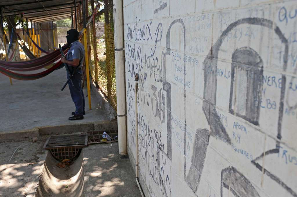 Một nhân viên an ninh đứng gác tại nhà tù Quezaltepeque, ngoại ô San Salvador, ngày 7/4/2016.