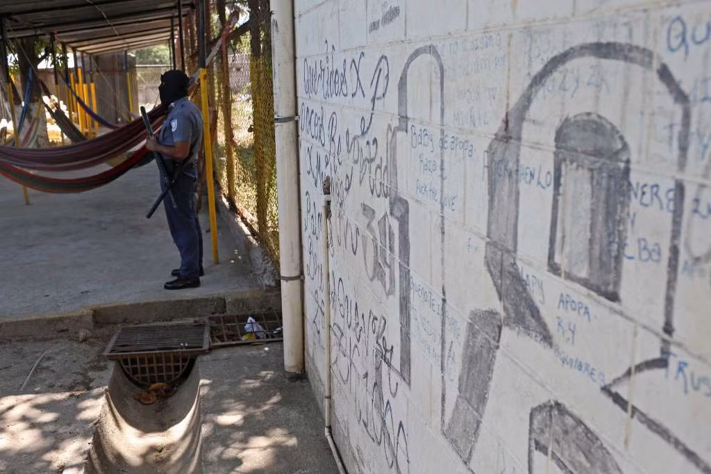 Một nhân viên an ninh đứng gác tại nhà tù Quezaltepeque, ngoại ô San Salvador, ngày 7/4/2016.