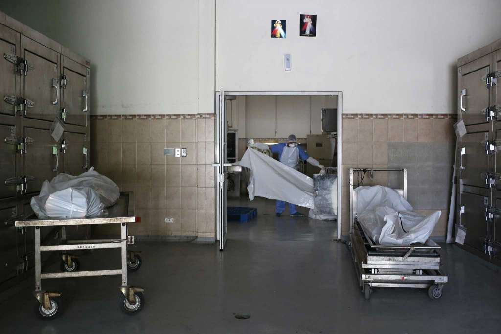 Các thi thể được đặt bên ngoài phòng khám nghiệm tử thi tại Viện Y học Pháp lý ở San Salvador ngày 4/4/2016.