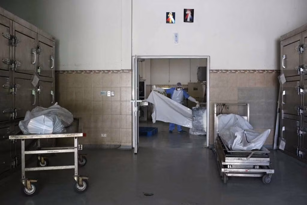 Các thi thể được đặt bên ngoài phòng khám nghiệm tử thi tại Viện Y học Pháp lý ở San Salvador ngày 4/4/2016.